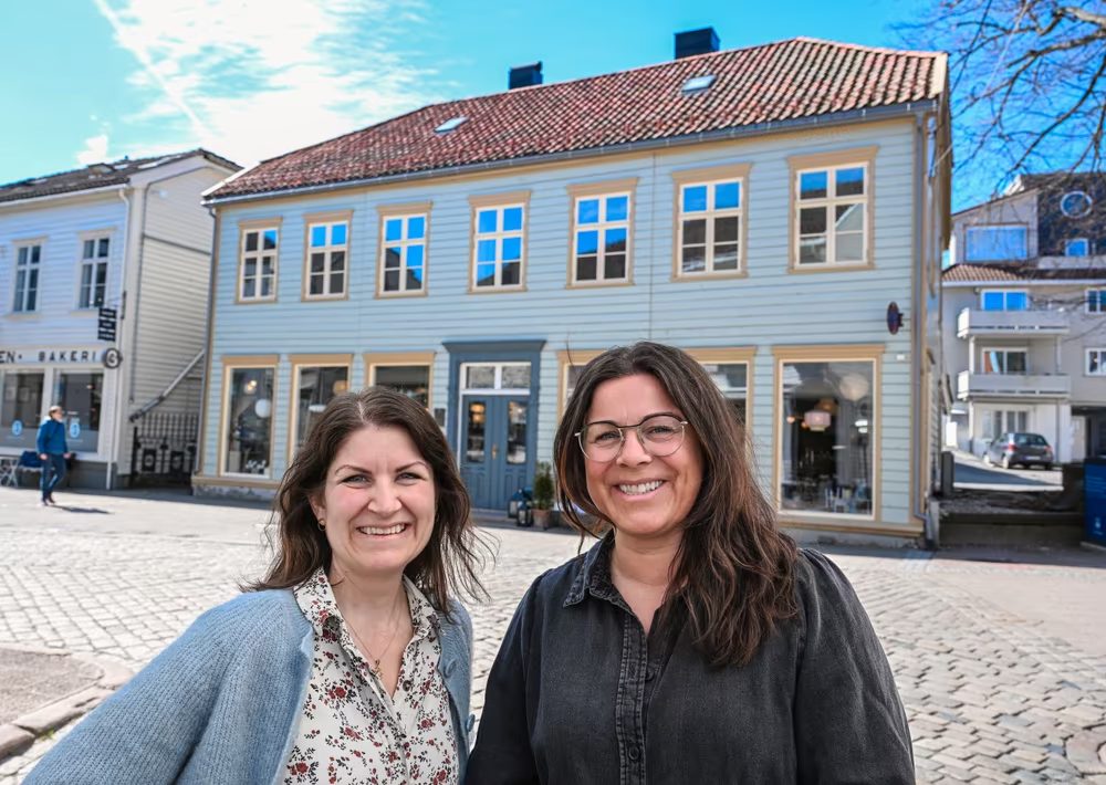 Kristi Renate Stalleland (t.v.) og Christine Mjåland Gundersen, som driver Riips i Storgaten, vant Bygningsvernprisen 2023 for arbeidene gjort på bygården deres. FOTO: OLAV SVALAND