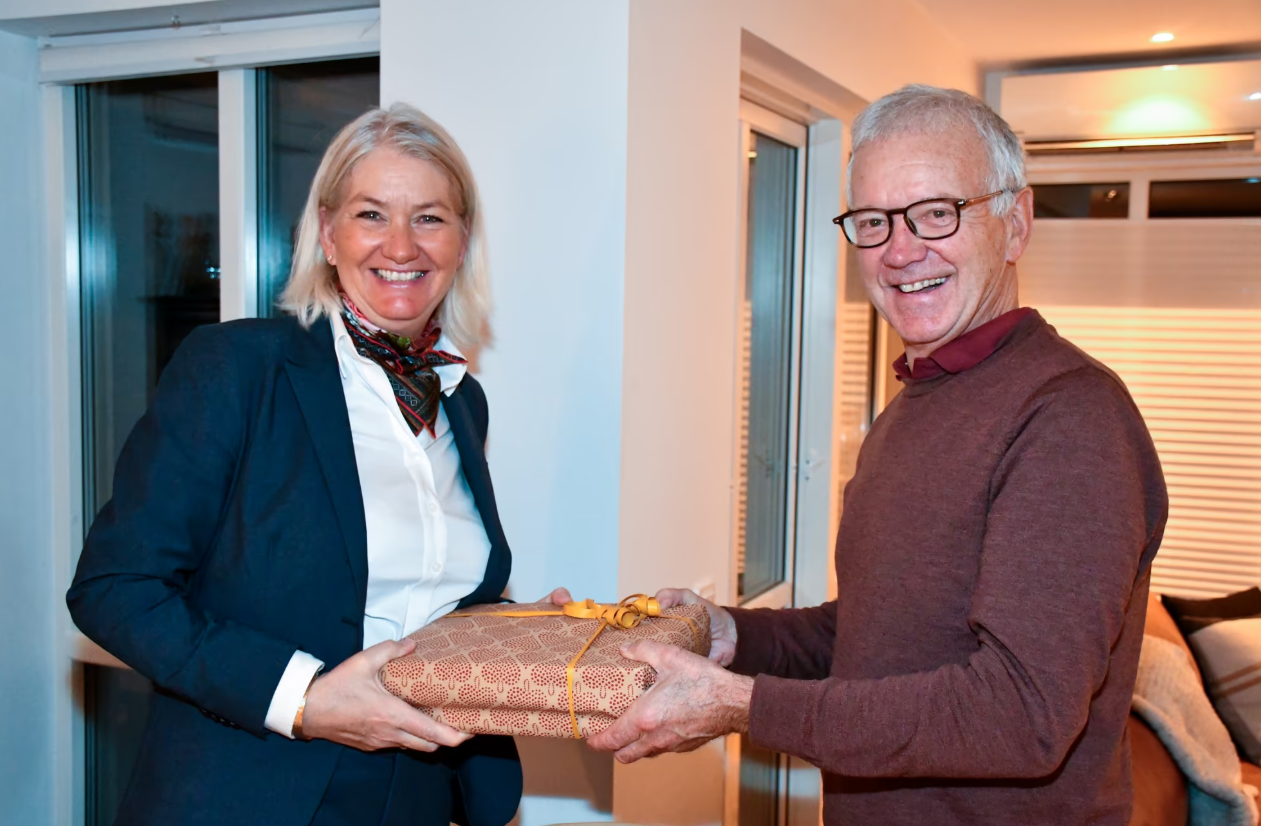 Adressa 08.11.25 Medlem 1000 Markering: Medlem nr. 1.000, Kari Schjelderup, fikk overlevert gave av Byselskapets leder Torgrim Næverdal. Foto: Baard Larsen